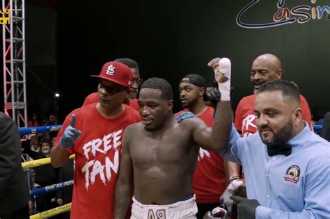 Adrien Broner outpoints Bill Hutchinson in rust.